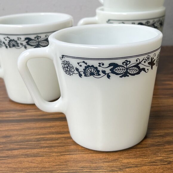 4 Pyrex Milk Glass Vintage Old Town Blue Onion 1410 Coffee Tea Cup Mugs Lot of 4 - Picture 7 of 13